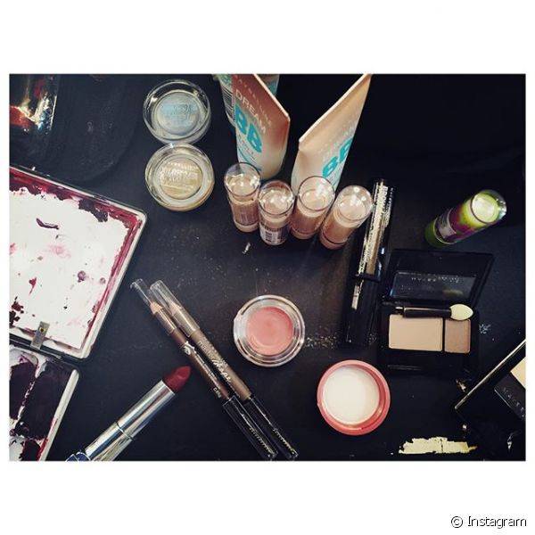 A maquiadora Vanessa Rozan, responsável pela maquiagem do desfile da Uma Raquel Dawidowicz, dividiu com seus seguidores do Instagram os produtinhos usados para a make do SPFW